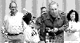Un niño ecuatoriano -vestido como cadete militar- saluda al presidente Fidel Castro a quien obsequió un machete.